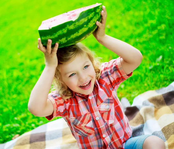 Barn med vattenmelon — Stockfoto