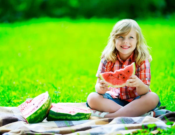 Kind met watermeloen — Stockfoto