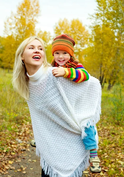 Madre e figlio all'aperto — Foto Stock