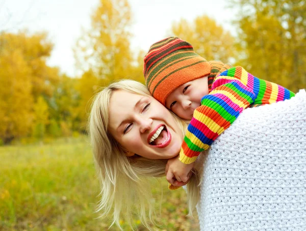 Moeder en zoon buiten — Stockfoto