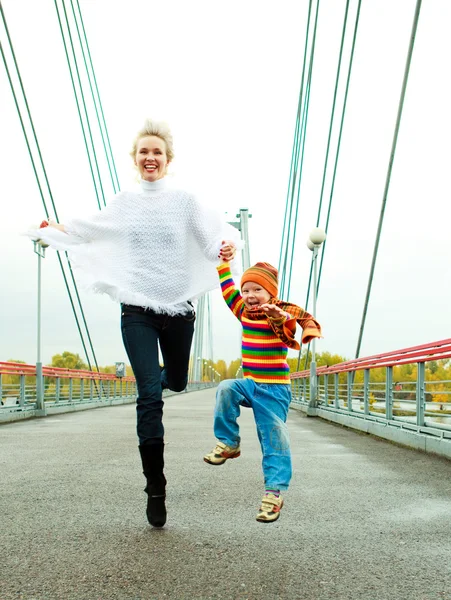 Moeder en zoon buiten — Stockfoto