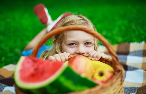 Enfant avec des fruits — Photo