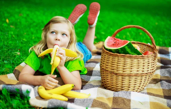 Ребенок с фруктами — стоковое фото