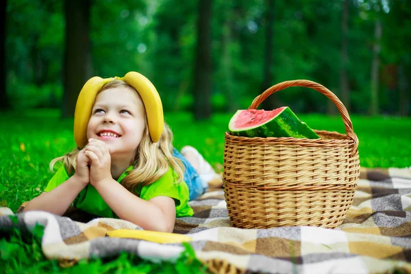 Barn med frukt — Stockfoto