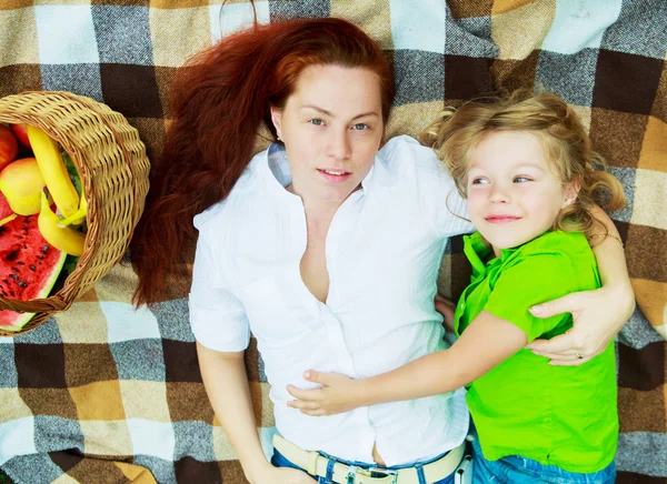 Mãe e filho ao ar livre — Fotografia de Stock