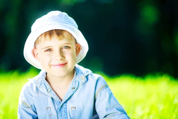 Glücklicher Junge im Freien — Stockfoto