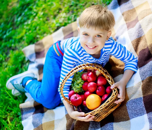 Niño con fruta al aire libre — Foto de Stock