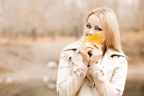 Vrouw in het park — Stockfoto