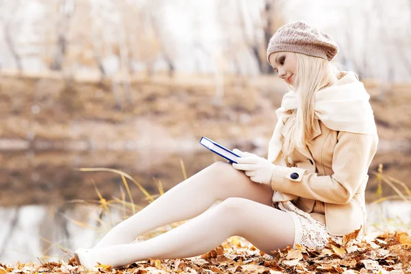 Vrouw in het park — Stockfoto