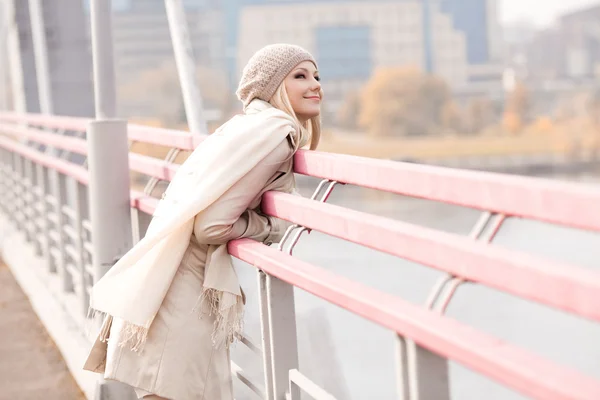 Donna sul ponte — Foto Stock