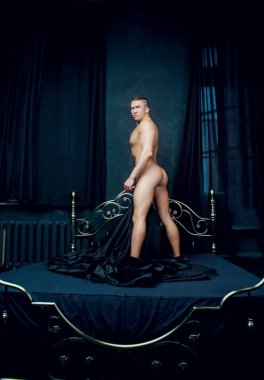 Çekici bir adam yatakta