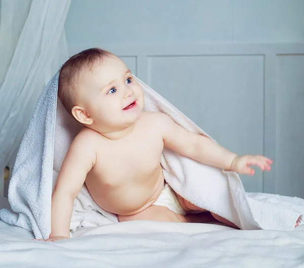 Bebé con una toalla — Foto de Stock