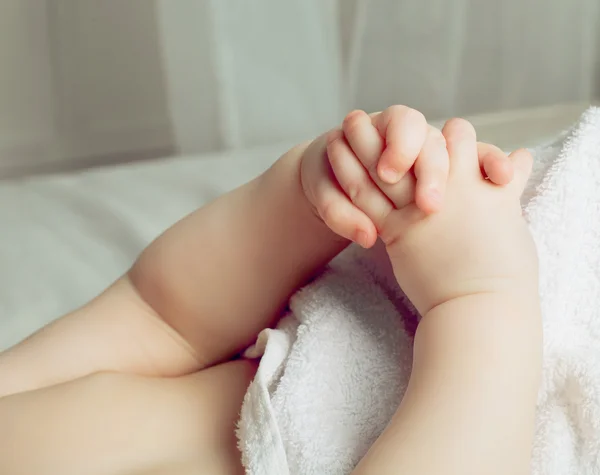 Handen van een baby — Stockfoto