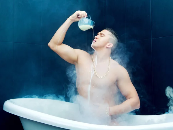 Banyo yaparken adam — Stok fotoğraf