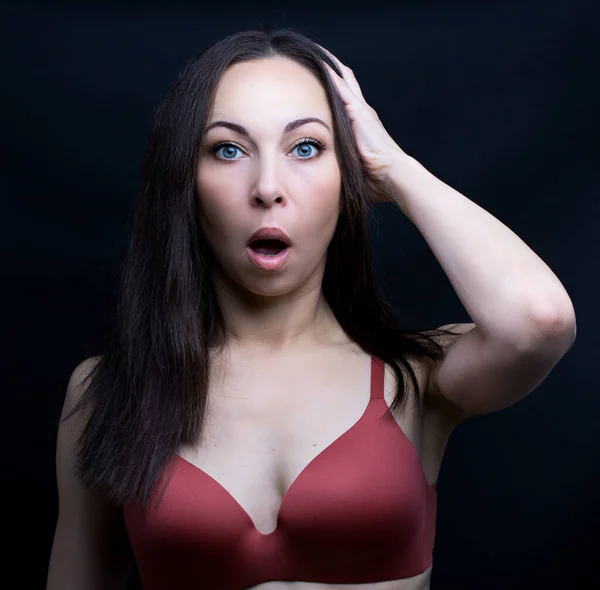 Sorprendido Joven Morena Mujer Usando Rojo Sujetador — Foto de Stock