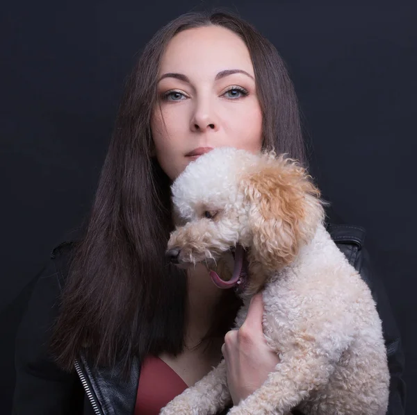 Junge Brünette Frau Mit Hund Vor Schwarzem Hintergrund — Stockfoto