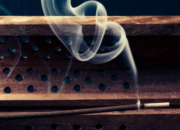 Άρωμα Θυμιάματος Stick Καπνό Ξύλινη Χειροποίητη Θήκη Που Απομονώνεται Στο — Φωτογραφία Αρχείου