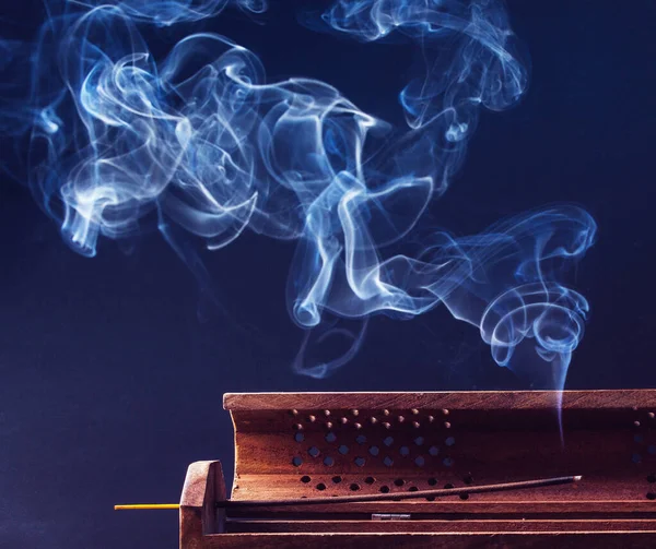 線香の香り煙を背景に隔離された木製の手作りホルダー — ストック写真