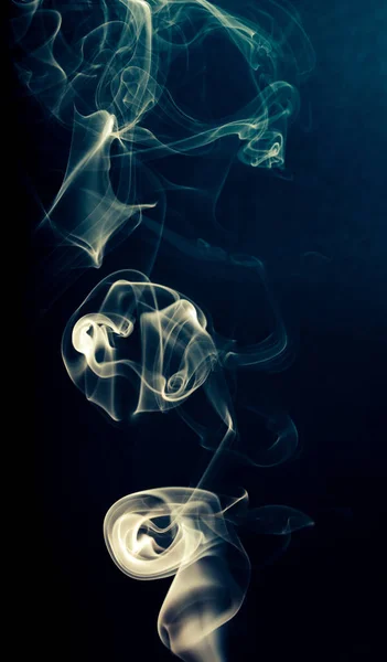 背景に隔離された線香の香りから煙 — ストック写真