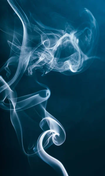Rauch Aus Dem Räucherstäbchenaroma Isoliert Auf Dem Hintergrund — Stockfoto