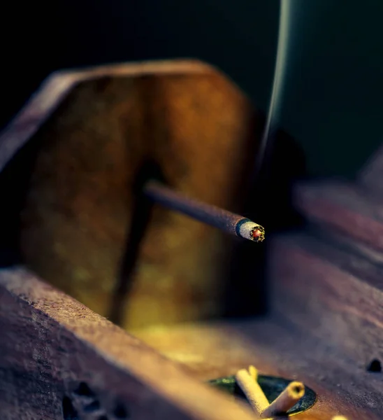 Aroma Vara Incenso Com Fumaça Suporte Artesanal Madeira Isolado Fundo — Fotografia de Stock
