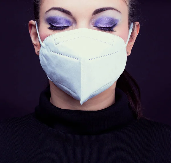顔のマスクを身に着けている女性 クローズアップ 流行病の概念 — ストック写真