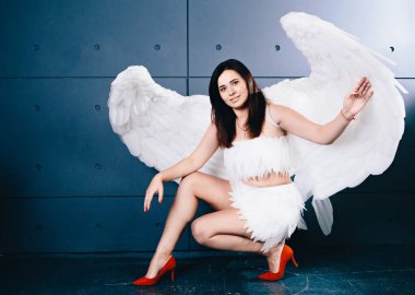 Fotostudio 'da melek kanatları olan güzel esmer kadın.