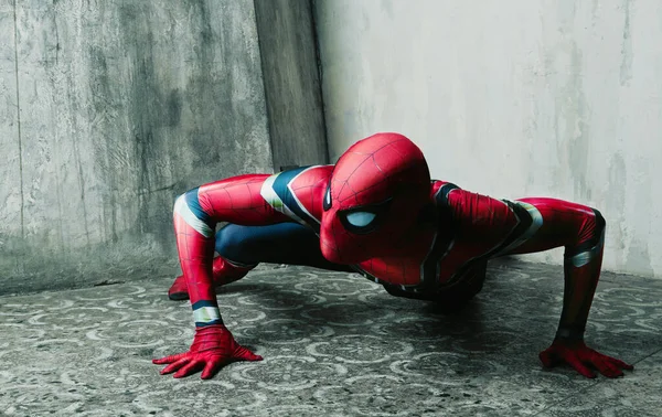 Ator Vestido Como Homem Aranha Posando Contra Uma Parede Velha — Fotografia de Stock