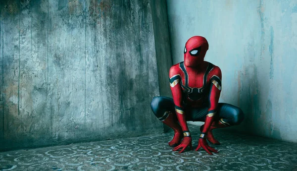 Schauspieler Als Spiderman Verkleidet Posiert Studio Vor Einer Alten Wand — Stockfoto