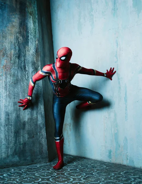 Skuespiller Dresssed Som Spiderman Poserer Mod Gammel Væg Studiet - Stock-foto