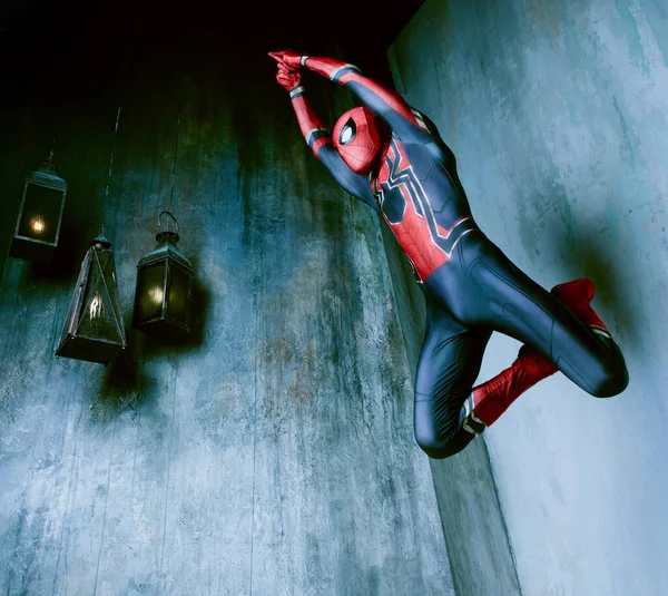 Acteur Habillé Comme Spiderman Sautant Contre Vieux Mur Dans Studio — Photo