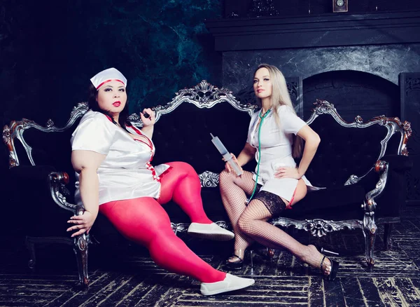 Twee Dansers Verkleed Als Sexy Verpleegsters Het Interieur — Stockfoto