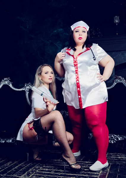 Два Танцора Одетые Сексуальные Медсестры Интерьере — стоковое фото