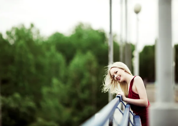 Žena na mostě — Stock fotografie