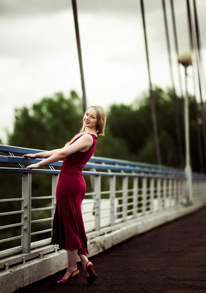 Kvinna på bron — Stockfoto