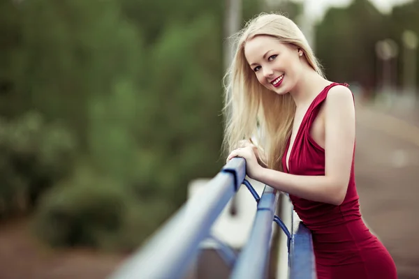 Femme sur le pont — Photo