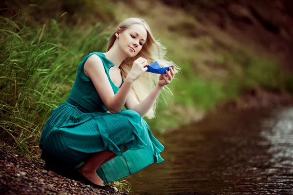 Donna con una barca di carta — Foto Stock