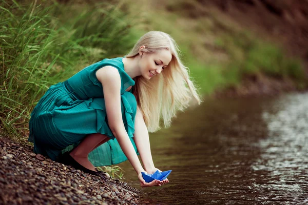 Žena s papírovou loďku — Stock fotografie