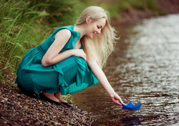 Frau mit Papierboot — Stockfoto