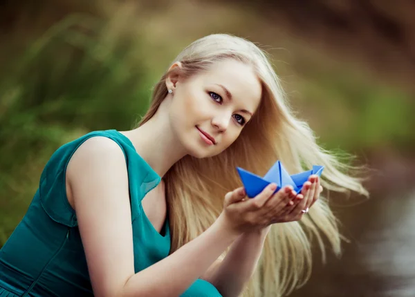 Frau mit Papierboot — Stockfoto