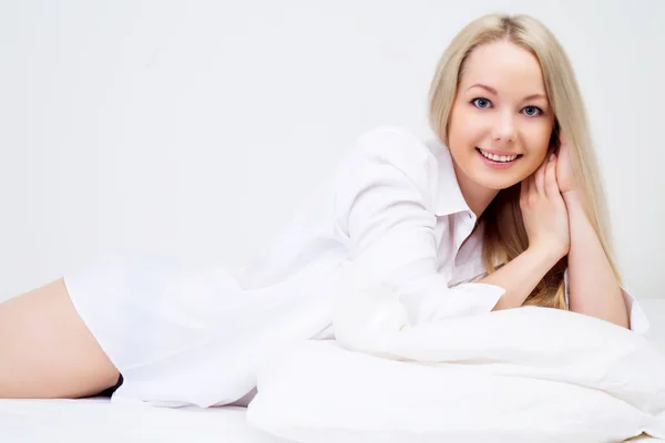 Mujer en la cama — Foto de Stock