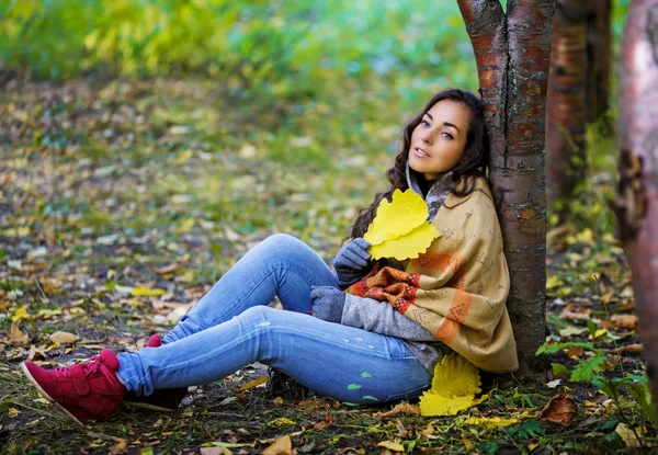 Parktaki kadın. — Stok fotoğraf