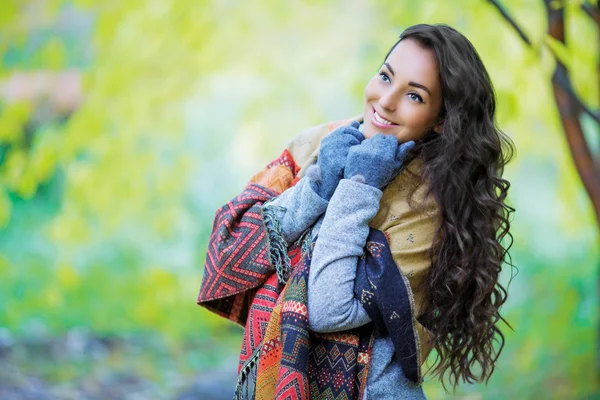 Frau im Park — Stockfoto