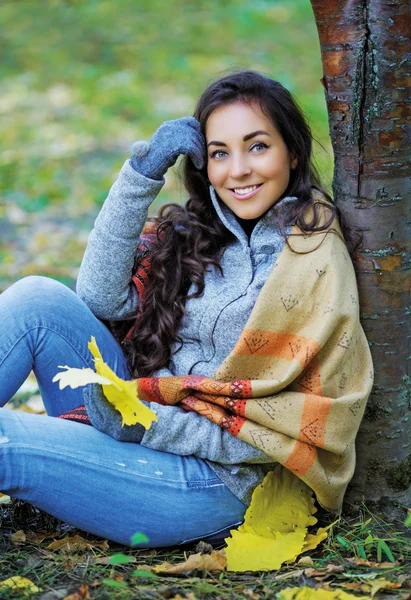 Frau im Park — Stockfoto