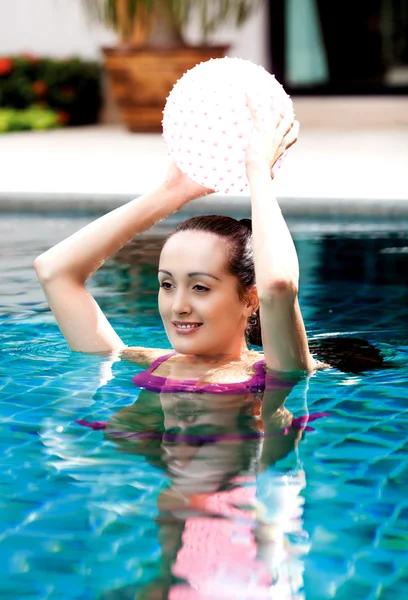 Mujer con una pelota — Foto de Stock