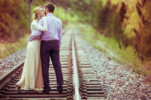 Pareja en el ferrocarril — Foto de Stock