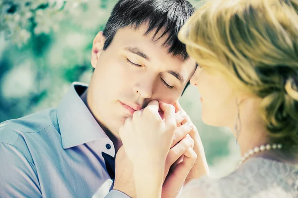 Couple in the park — Stock Photo, Image