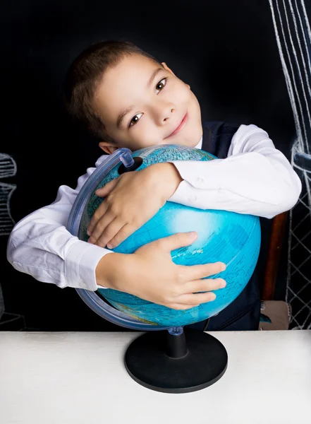Écolier avec un globe — Photo