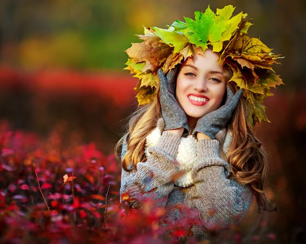 Frau im Park — Stockfoto