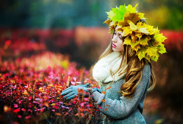 Frau im Park — Stockfoto